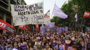 Con más de cincuenta micros de todo el país, Pan y Rosas y el PTS colmarán Salta 