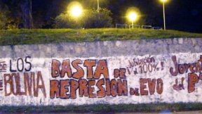 Pintada de la juventud del PTS en solidaridad con la lucha de los obreros de Bolivia