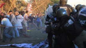 Salvaje represión a los obreros de Lear en la Panamericana