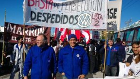 Corte en puente Centenario: protestan despedidos de Volkswagen y organizaciones gremiales, estudiantiles y políticas
