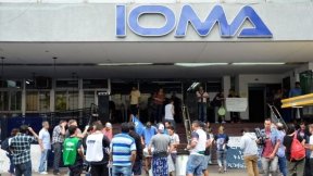 El oficialismo rechazó debatir la crisis del IOMA y deja sin respuesta el reclamo de miles de afiliados