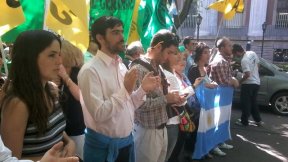 Del Caño aportó $15.000 a trabajadores despedidos