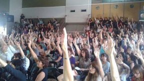 Multitudinaria asamblea vota la continuidad del plan de lucha