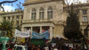 Miles de docentes en este momento ocupan el Ministerio de Educación