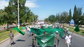 Sin respuesta de Righi, los trabajadores se encadenan en la Municipalidad