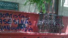 En respuesta a la intensa campaña por el derecho al aborto agreden local en La Plata