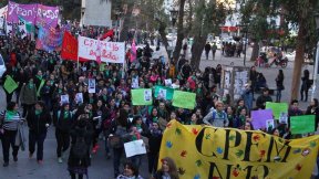 Quieren que sea ley el debate sobre el aborto en las escuelas 
