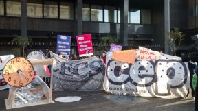 Nueva protesta estudiantil en la AmCham en apoyo a obreros de Lear