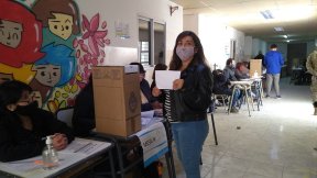 Votó Laura Santillán, denunció la falta de boletas del frente y que permanecen en estado de alerta para garantizar el derecho a elegir