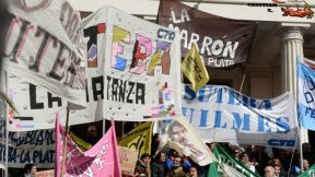 Gran movilización a La Plata por el pago de los salarios adeudados y contra el vaciamiento del IOMA