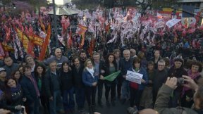 El Frente de Izquierda Unidad cierra su campaña frente al Consulado de Chile