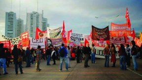 Los obreros combativos cortaron el Puente Pueyrredón