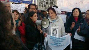 Elia Espen entregó pañuelo a trabajadoras en la puerta de la fábrica