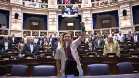“Esta banca es un puesto de lucha de los trabajadores que enfrentan el ajuste”. Asumió Laura Cano en la legislatura provincial