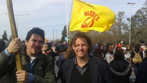 Christian Castillo junto a trabajadores de la 60 y docentes de Zona Norte