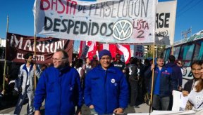 Corte en puente Centenario: protestan despedidos de Volkswagen y organizaciones gremiales, estudiantiles y políticas