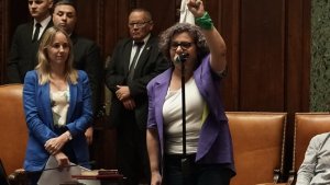 Andrea D'Atri juró como legisladora y cuestionó el Presupuesto: “Jorge Macri es el mejor soldadito de Bullrich y de Milei”