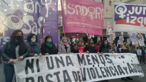Mujeres trabajadoras con referentes del Frente de Izquierda las primeras en gritar "Ni una Menos" este 3 de junio