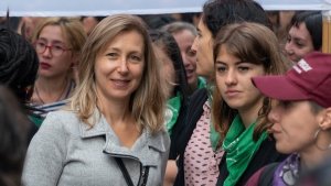 Myriam Bregman cierra su campaña con un pañuelazo por el aborto legal en el centro porteño