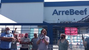 Del Caño y Dellecarbonara acompañan a los trabajadores del frigorífico ArreBeef en lucha