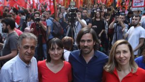 El Frente de Izquierda cerró su campaña frente al Consulado de Chile