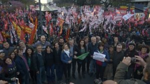 El Frente de Izquierda Unidad cierra su campaña frente al Consulado de Chile